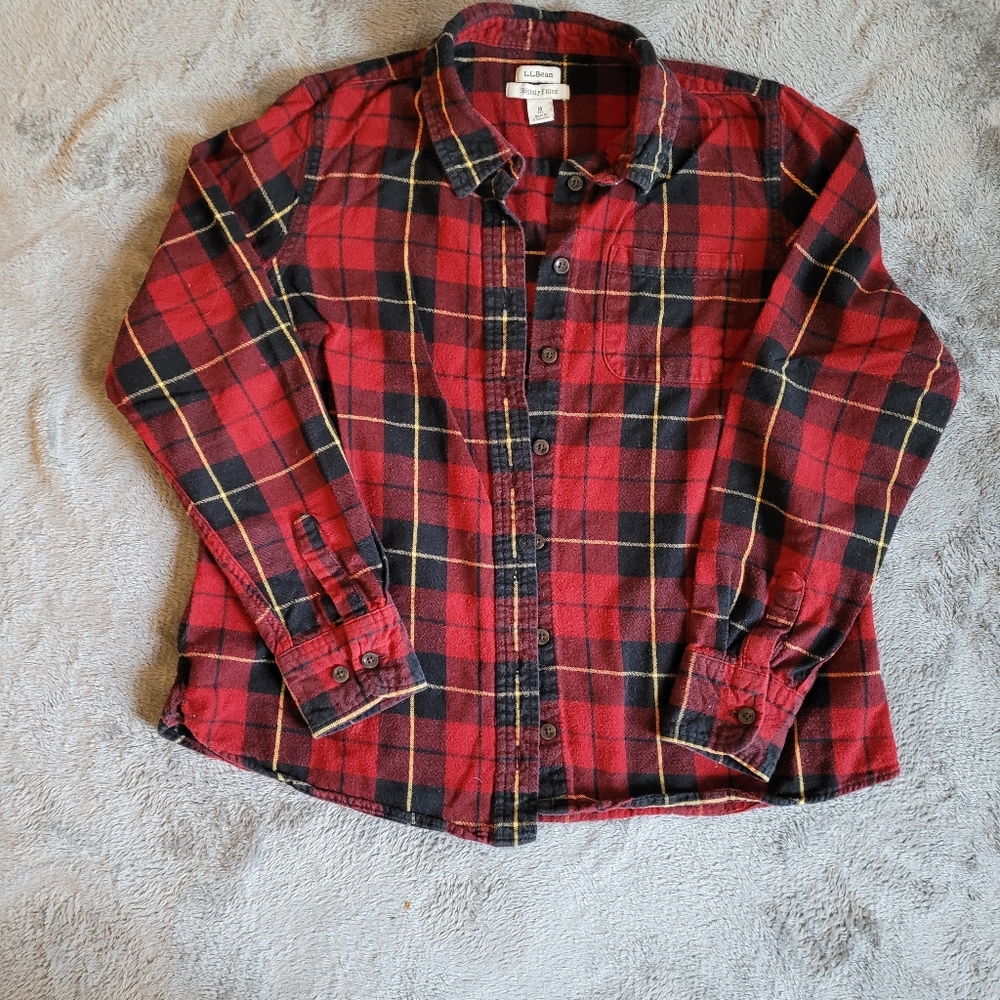 LL Bean women's slightly fitted red flannel button up shirt. SIZE: medium petite